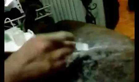 يستخدم سكس بنت وابوها مترجم مضيف الطيران عمود الحدبات اللاسلكي أثناء الطيران!