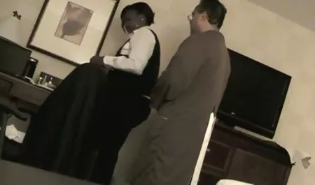الشرر يريد أن لحس كس مترجم يكون من قبل رجل متزوج